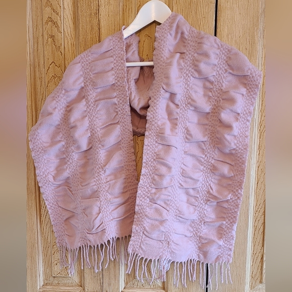 Textured dusty pink scarf - Picture 3 of 7